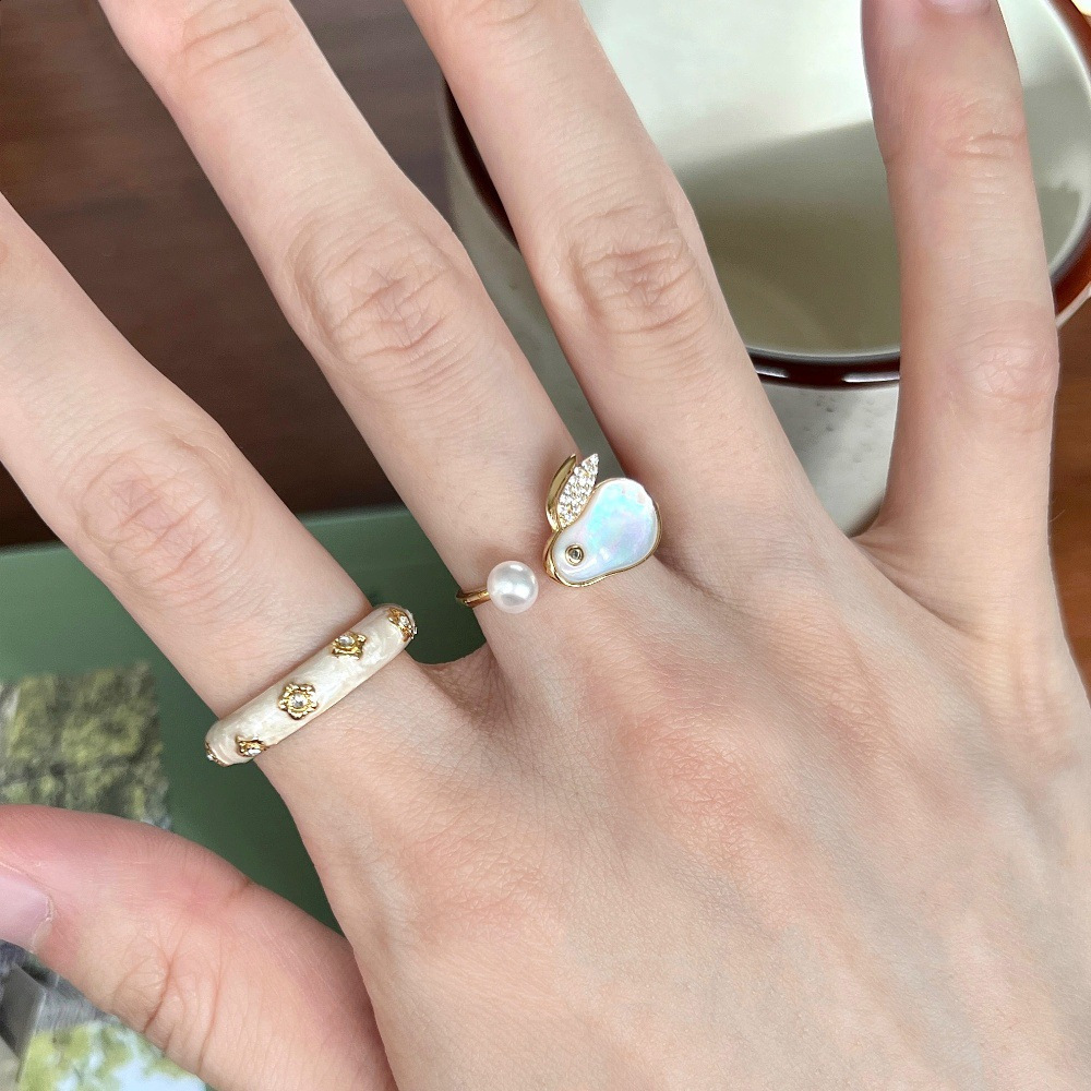 Pearl enamel ring, a female Hepburn style Internet celebrity bestseller, a light luxury and niche design for women, a high-end and trendy index ring Item Picture