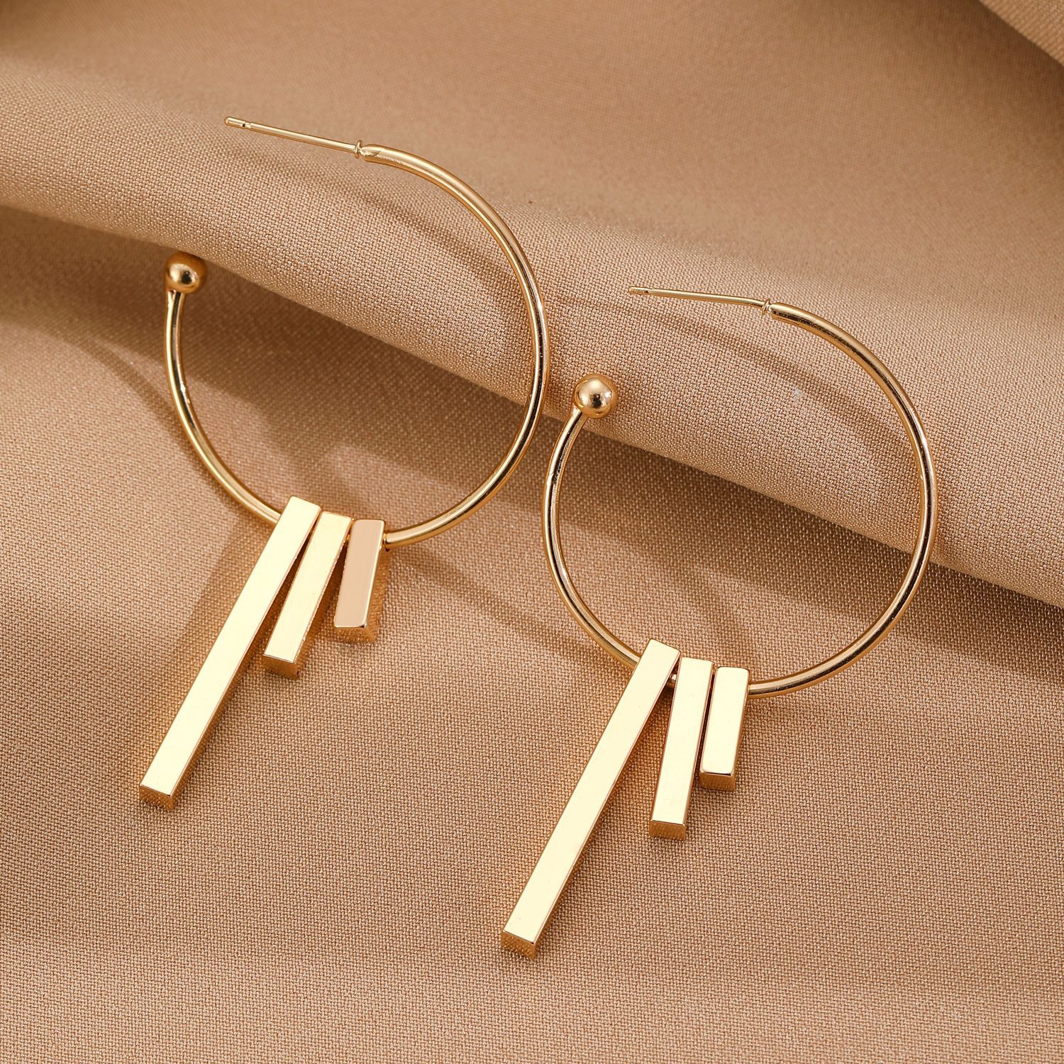 New fashionable pendant earrings from Europe and America are elegant for women. These earrings can make the face slimmer and are easy to match with exaggerated autumn and winter popular earrings Application Scenario