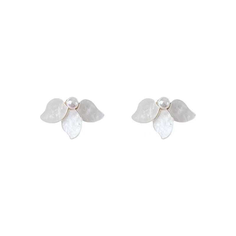 2025 New summer white petal stud earrings for women, sweet and simple flower earrings, niche design sense ear clips and earrings Item Picture