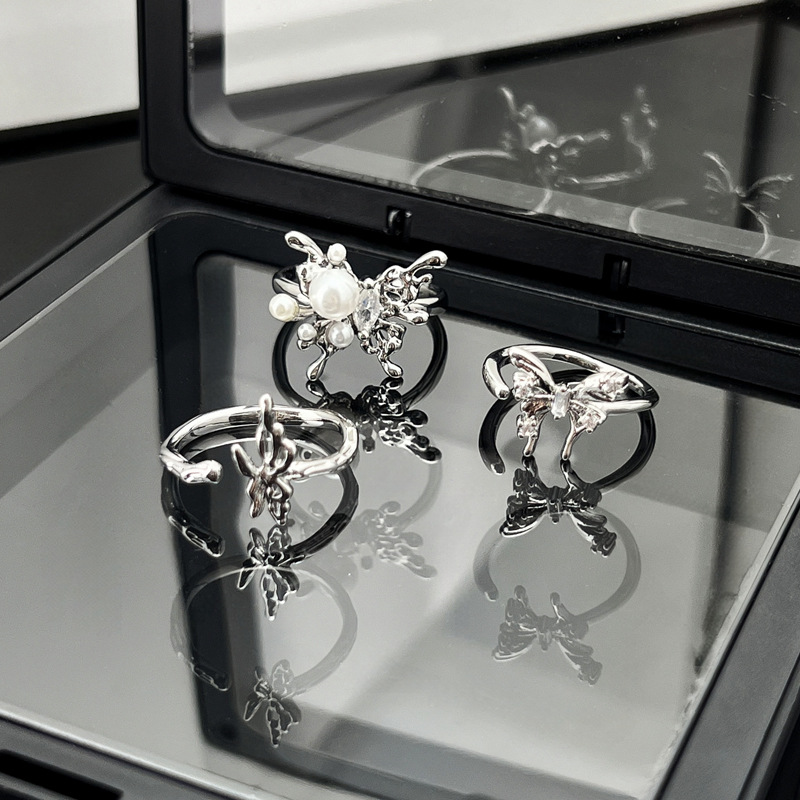 This high-end retro irregular butterfly opening ring is a unique and niche design for women, with a touch of individuality, light luxury and versatility full figure