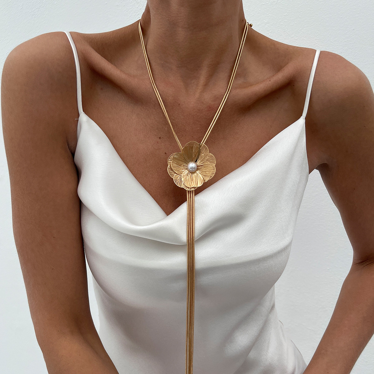 European and American cross-border jewelry, fashionable pearl small flower round snake chain necklace, high-end metallic tassel long collarbone chain full figure