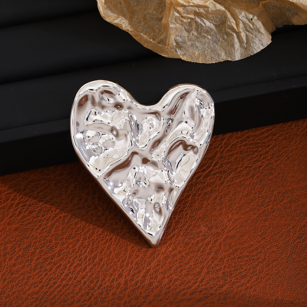 European and American retro irregular pleated heart-shaped brooch, with a light luxury and high-end feel, metallic style and fashionable temperament, brooch pin Specification drawing