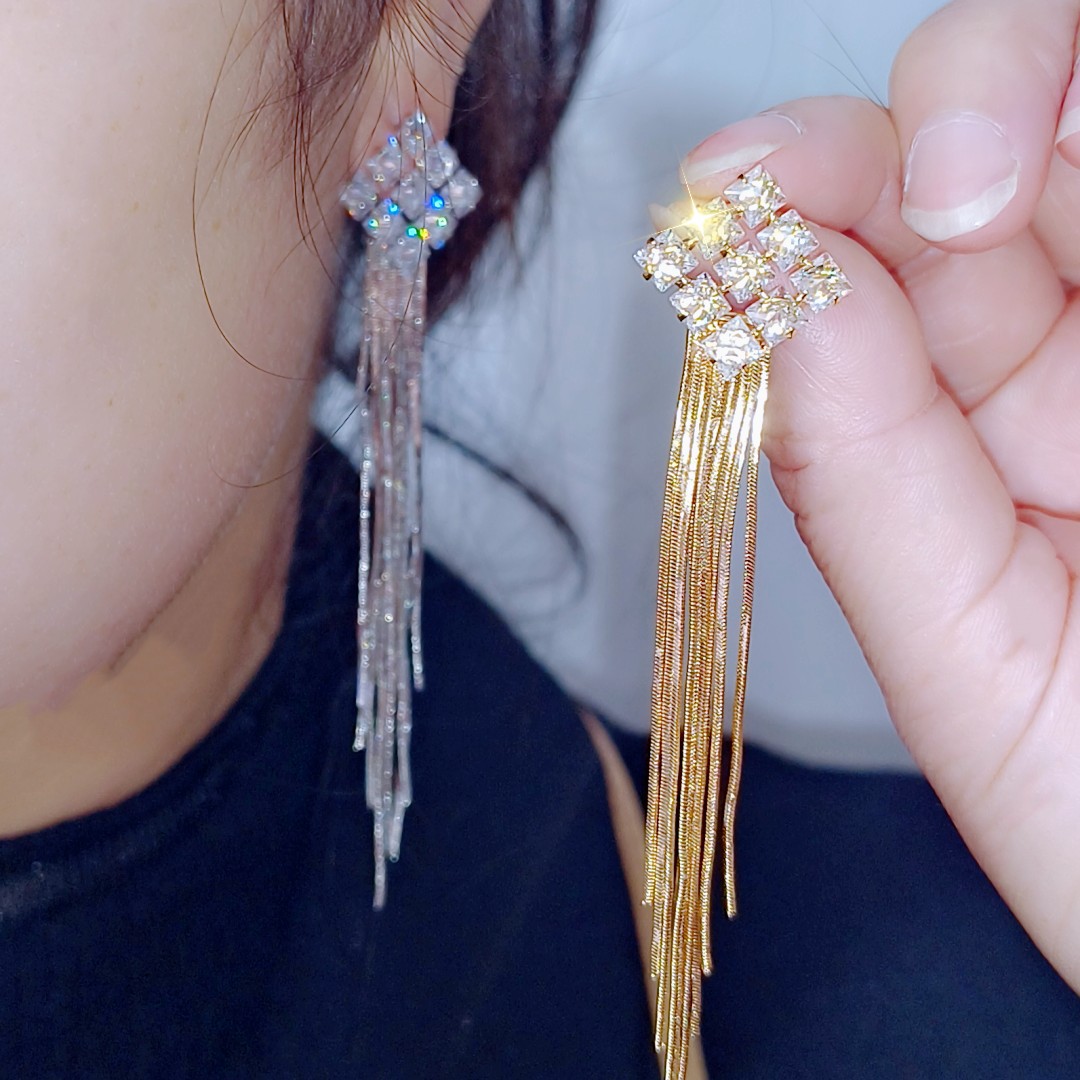 The 2025 new style of sparkling Zircon tassel earrings and earrings for women in the trendy Dongdaemun fashion, exuding a sense of elegance and sophistication details Picture