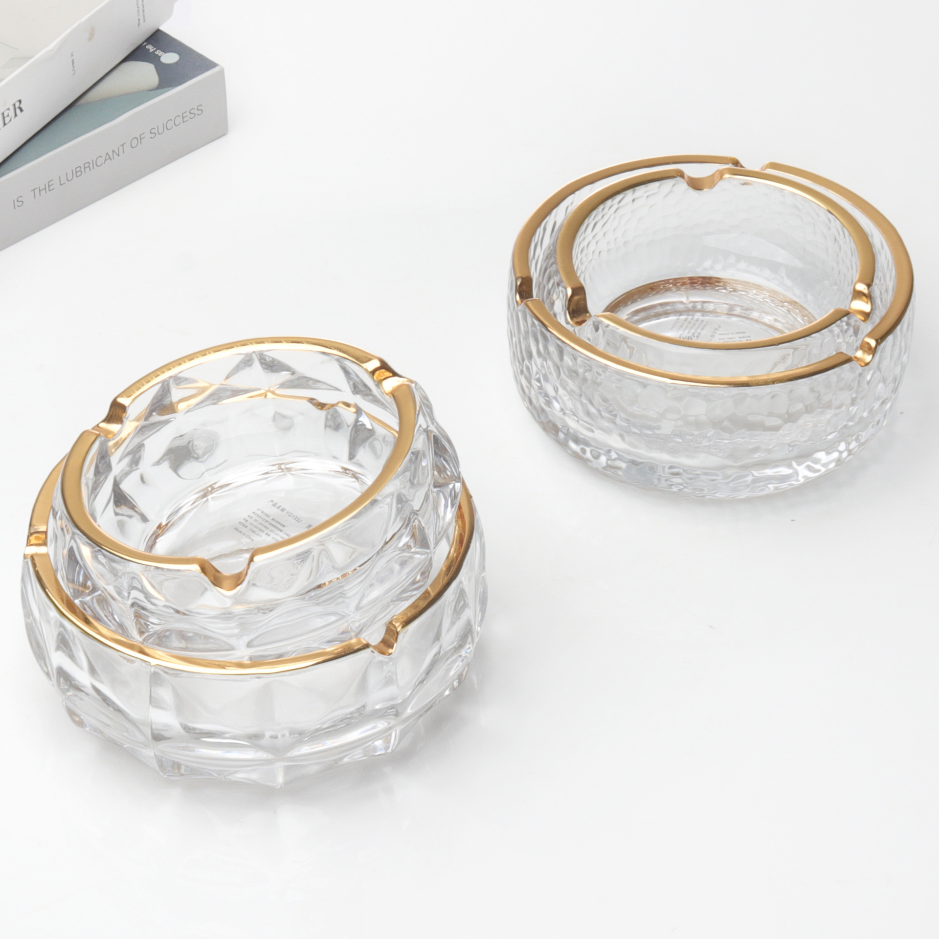 High-end home living room thickened light luxury glass ashtray, office creative light luxury high appearance level high-end ashtray Application Scenario