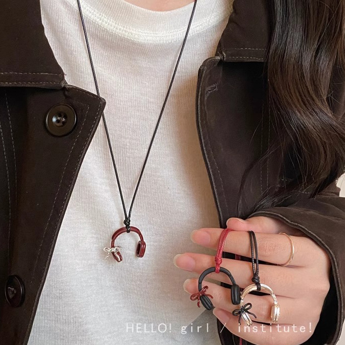 A niche, high-end, sweet and cool style earphone pendant, collarbone chain, retro, fashionable, simple and long necklace, sweater chain full figure