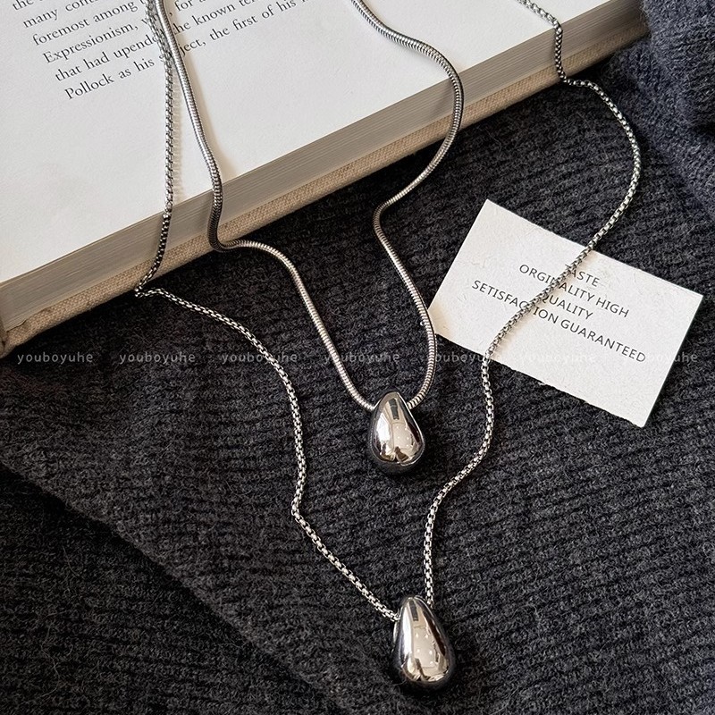 Minimalist water drop pendant necklace for women's autumn and winter, simple and fashionable, casual long hoodie sweater chain Application Scenario