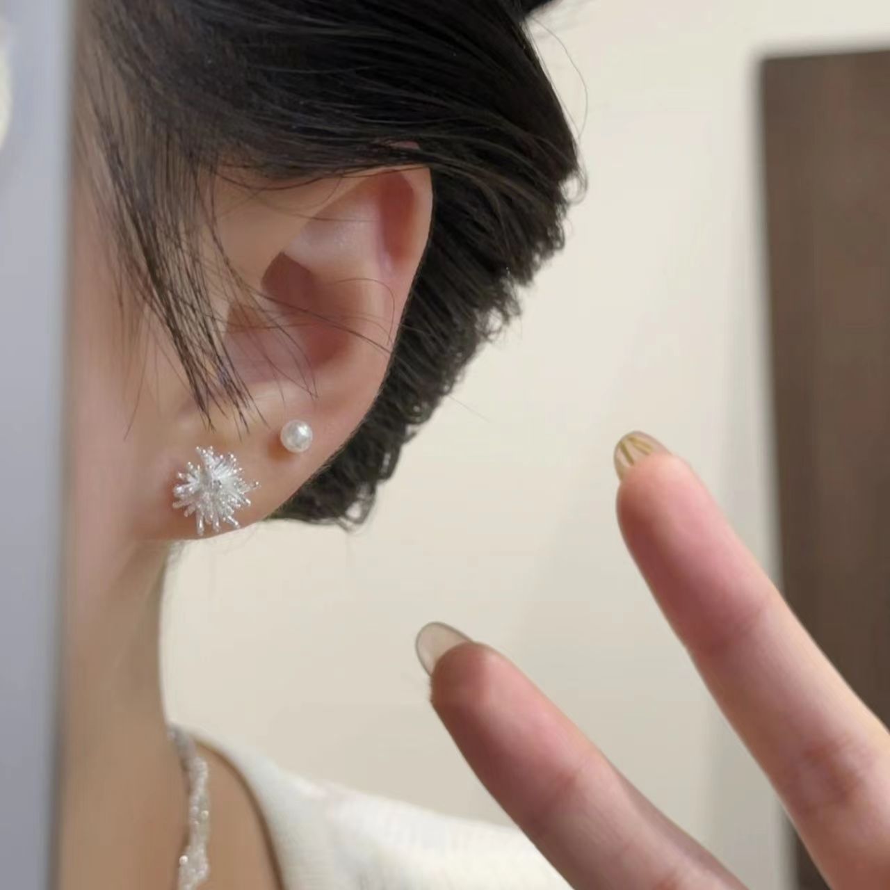 This exquisite and compact dandelion firework pearl four-piece set of stud earrings exudes a high-end and elegant feminine charm. It is a grand and light luxury ear accessory Application Scenario