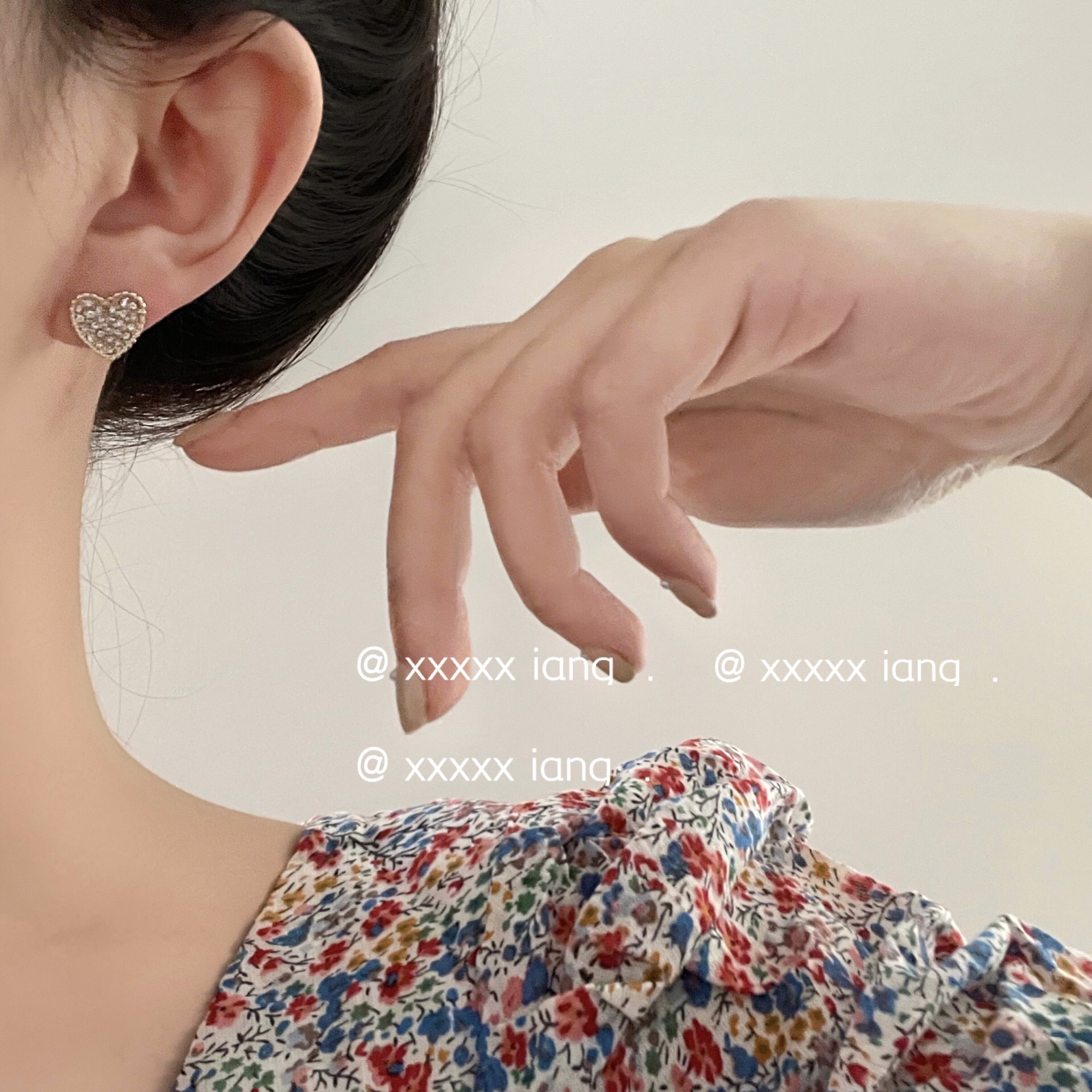 Red heart-shaped asymmetrical stud earrings for women, new style in 2025, trendy, sweet, special design sense, niche, simple and cold style Specification drawing