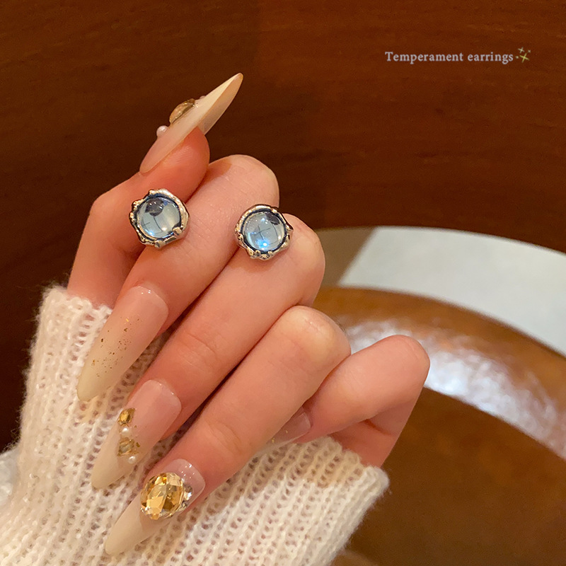 Korean blue crystal round bead stud earrings with a cool and feminine forest style, simple and small stud earrings, versatile and unique earrings wholesale full figure