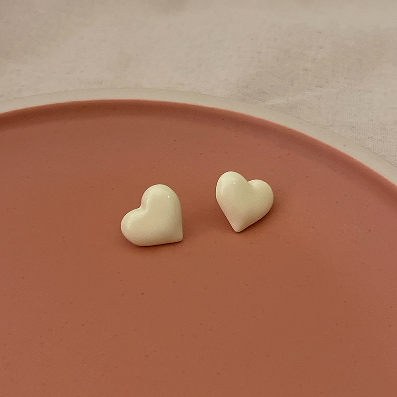 Love it so much! Simple and versatile solid-color heart-shaped stud earrings for women, fresh and sweet, with an ins niche design sense heart-shaped earrings details Picture