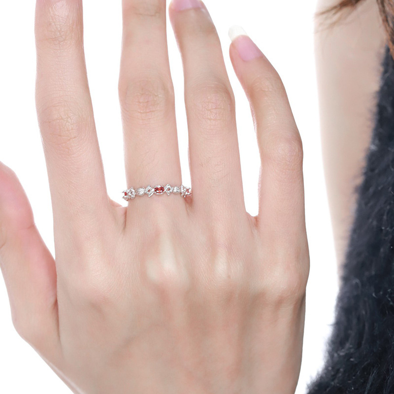 A niche design with a sweet and cool style, this red zircon open-top ring exudes a feminine, light luxury and high-end feel. It is an exquisite and versatile food ring Application Scenario