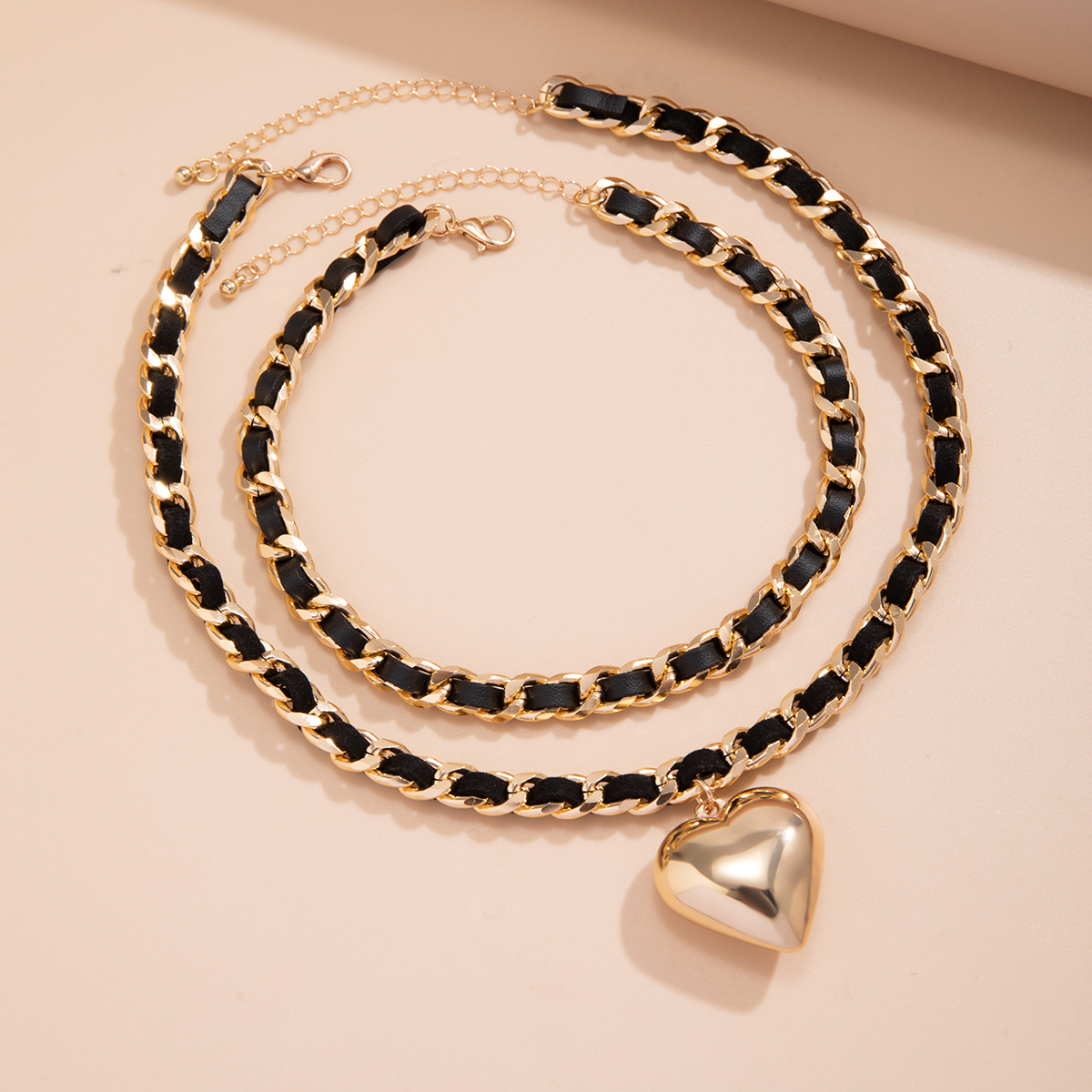 European and American cross-border accessories, elegant velvet chain, chanty style necklace retro heart, versatile double-layer necklace Application Scenario