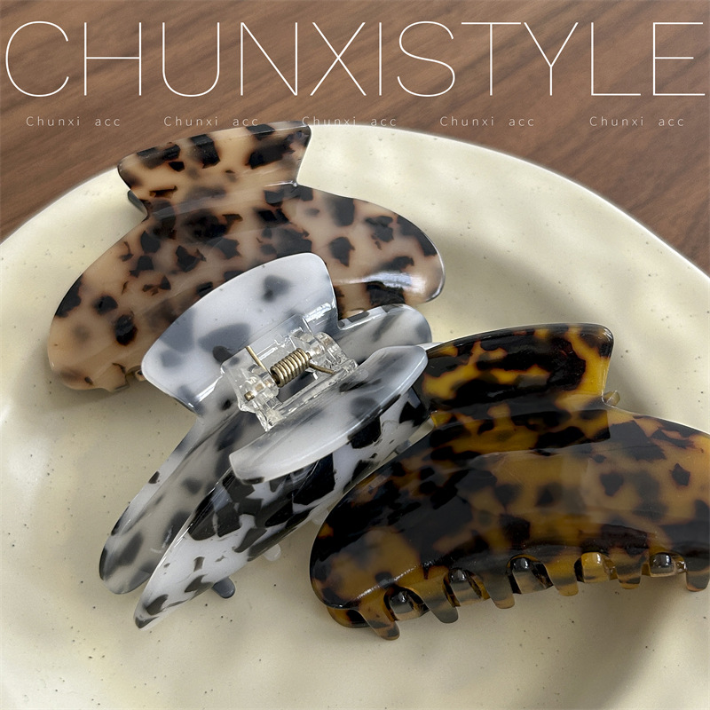 European and American hair accessories, female export hair clips, black and white checkered top clips, large acetate Amazon grabbers, back of the head hair grabbers details Picture