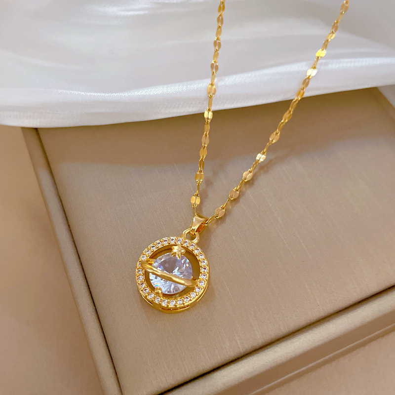 【 Titanium Steel 】 A light luxury star-studded necklace with a delicate female style, an Instagram influencer collarbone chain accessory Application Scenario