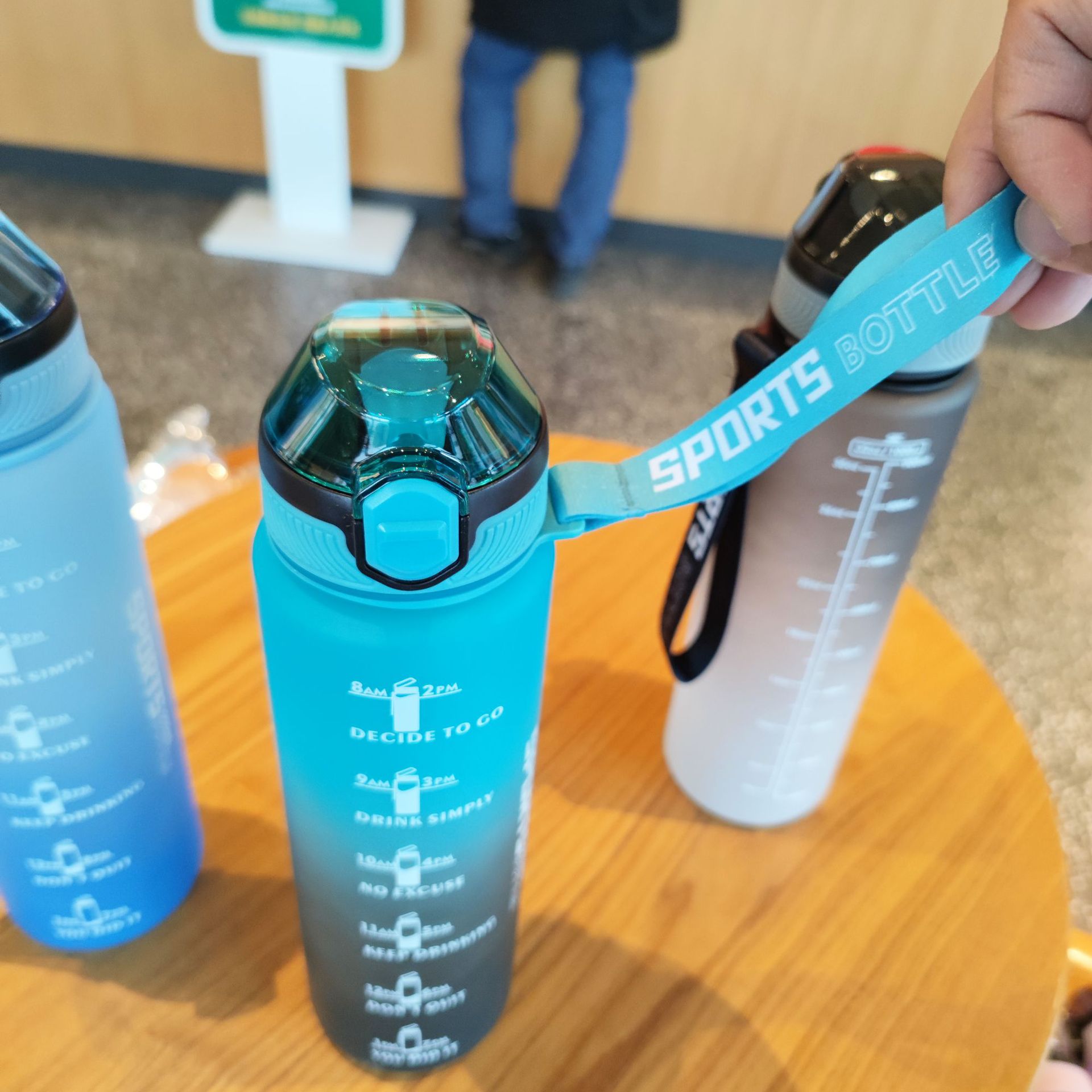 Wholesale of large-capacity new plastic water bottles, frosted gradient color water cups, portable drawstring, duckbill-shaped straw sports cups Application Scenario