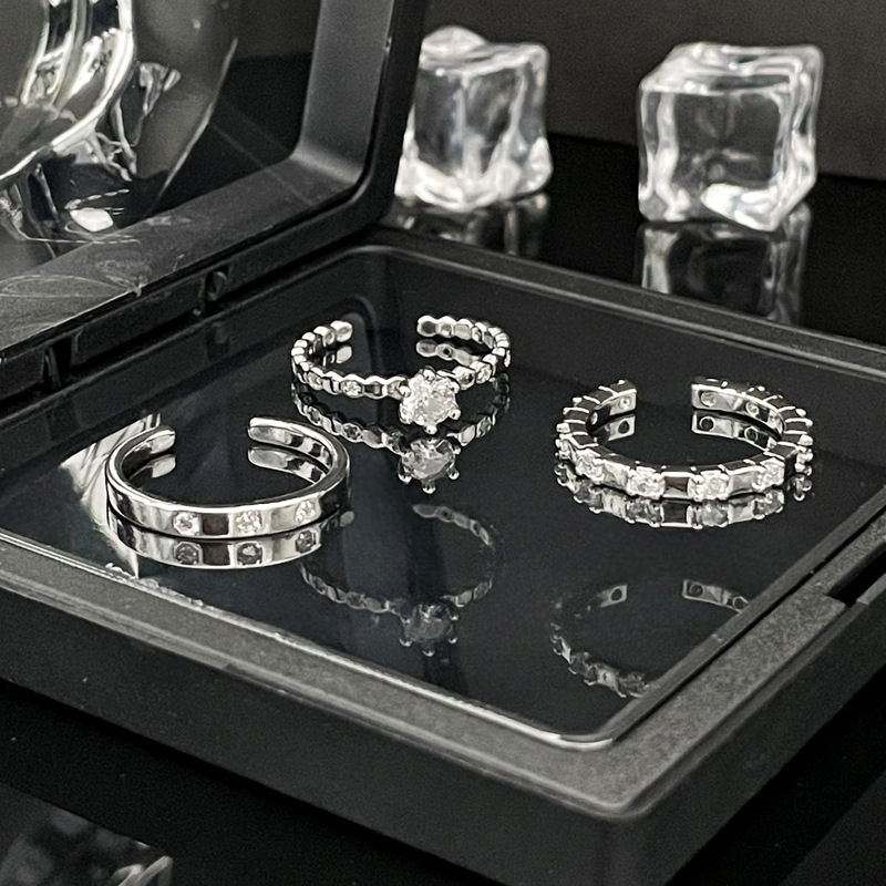 This trendy and stylish live-streaming hit ring set features a simple layering design with a light luxury and niche style. It's a cool and trendy couple ring Specification drawing