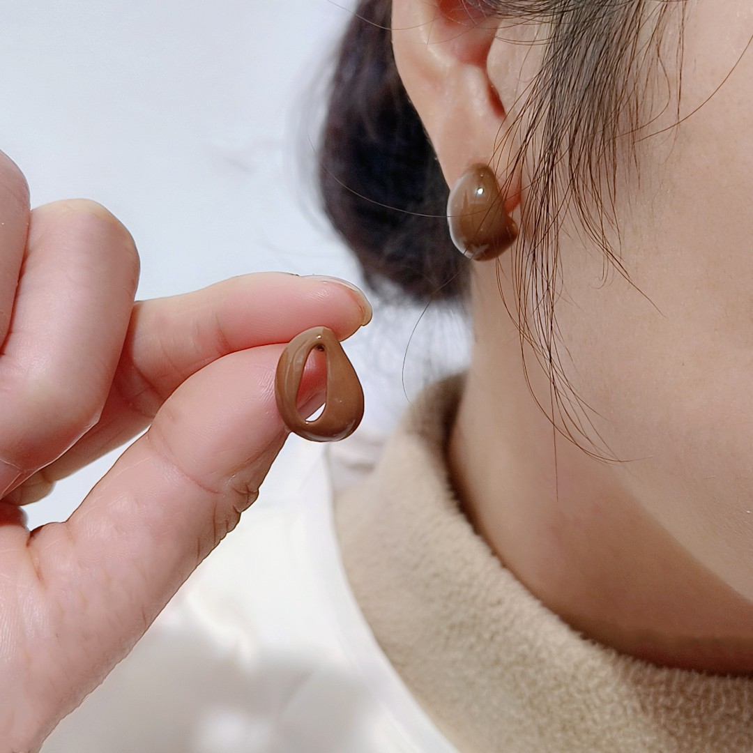 Maillard Gathering ~ Autumn and Winter milk coffee, versatile high-end stud earrings, women's ins, trendy, light luxury, fashionable and elegant, with a niche design sense full figure