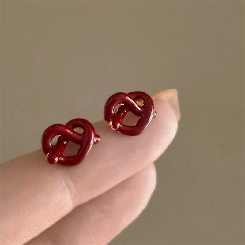 A knot in the heart! French retro Encore red oil-dripping heart-shaped stud earrings, salt water knot earrings, small earrings Specification drawing
