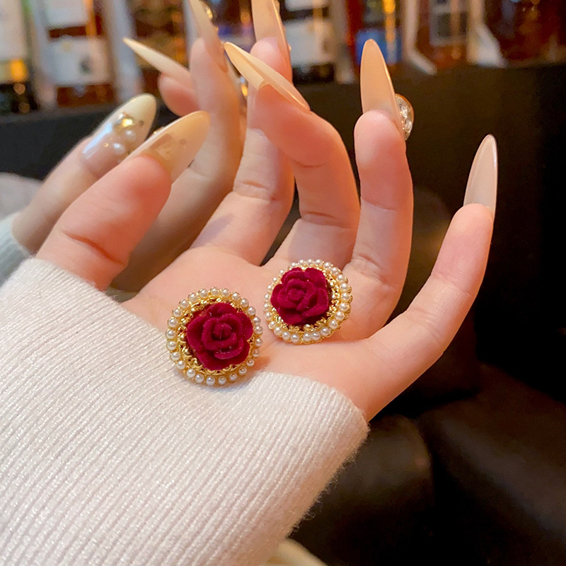 Ankela Red velvet rose flower earrings, pearl stud earrings, unique feminine charm, elegant design sense, autumn and winter earrings Specification drawing