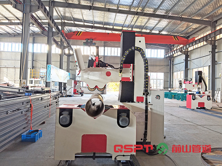 A new powerful tool for pipe welding - the split-type automatic welding machine - is highly efficient and precise, allowing for easy loading and unloading, saving time and effort undefined