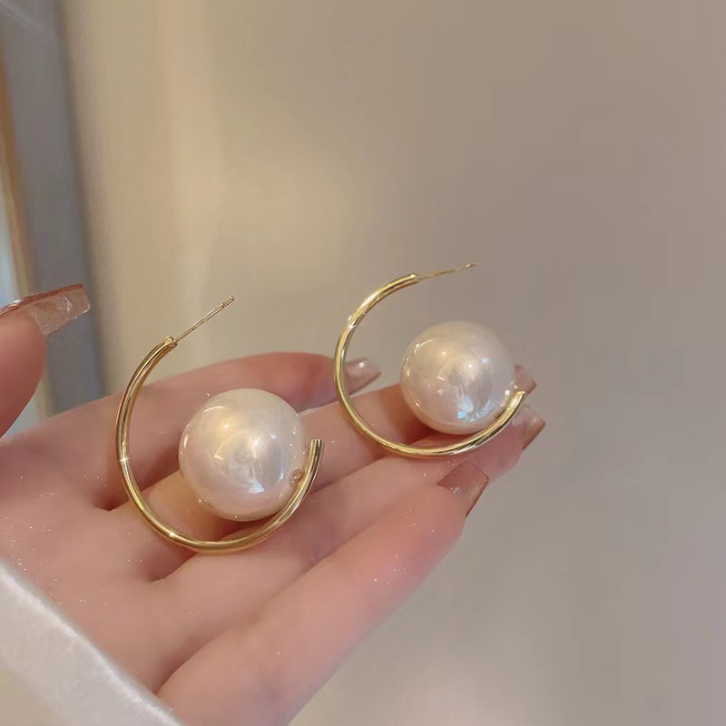 French retro style large pearl stud earrings and ear rings, women's niche fashion high-end earrings, 2025 new style earrings Application Scenario