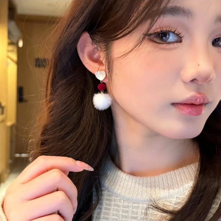 2025 New autumn and winter gentle Japanese and Korean heart-shaped plush pendant earrings, simple and sweet, simple fur ball stud earrings Item Picture