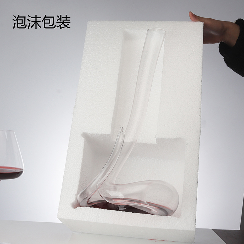 Creative decanter, a high-end snake-shaped wine divider for home use in restaurants, a crystal glass wine quick decanter Application Scenario