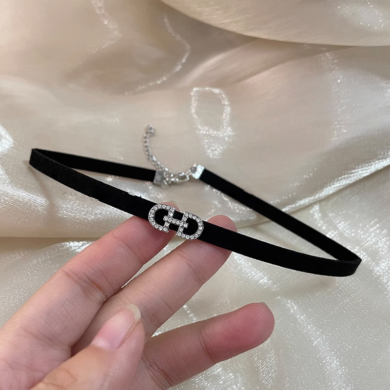 Light luxury and niche black rope necklace, feminine choker collarbone chain, neck chain, neck strap, neck accessory, collar trend details Picture