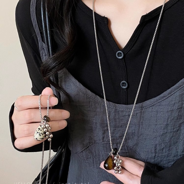 A design sense grape string titanium steel necklace, a retro, niche, light luxury, fashionable and versatile necklace and collarbone chain for women Specification drawing