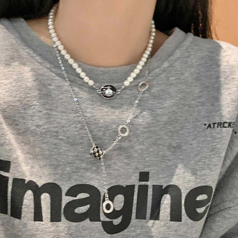 Lisa's same pearl Planet hoodie necklace for women's spring and summer, a niche design accessory with a stylish collarbone chain trend full figure