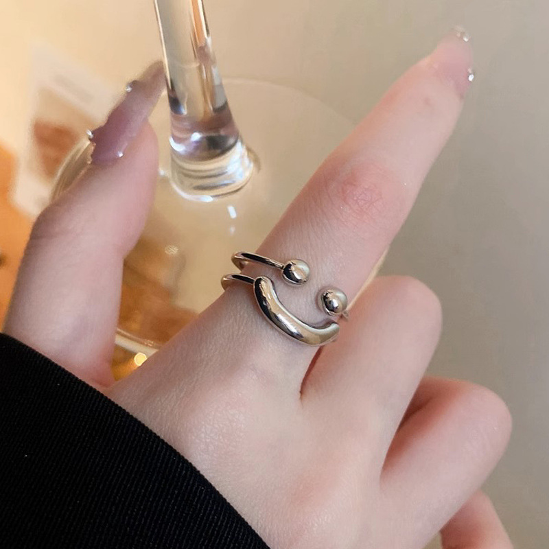A plain ring with a smiling face and a unique opening. This is a new, niche design for women, a fashionable, individual and elegant index finger ring Specification drawing