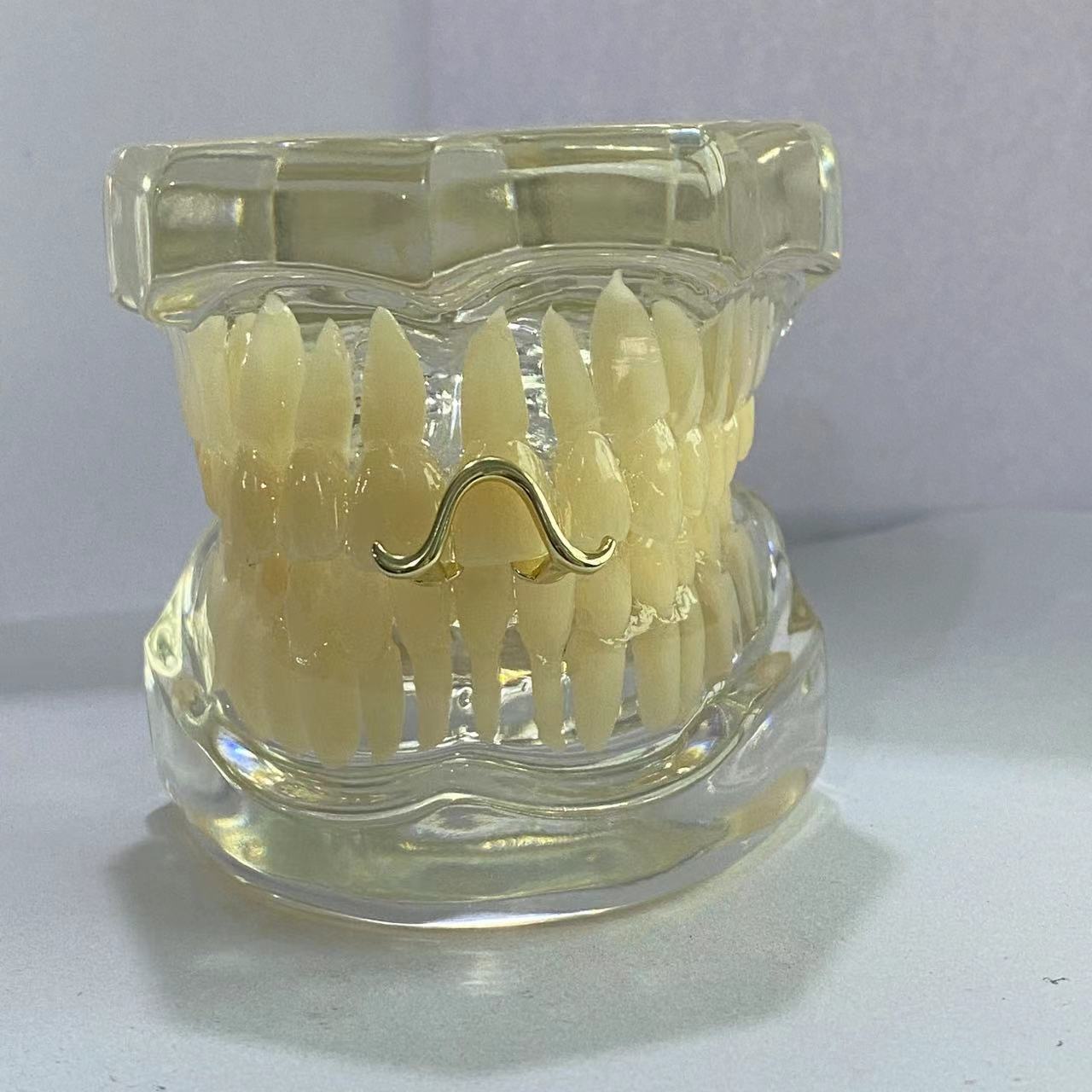 This is a niche design with a twisted wavy Mobius shape and polished zircon double braces for couples. It is suitable for both men and women full figure