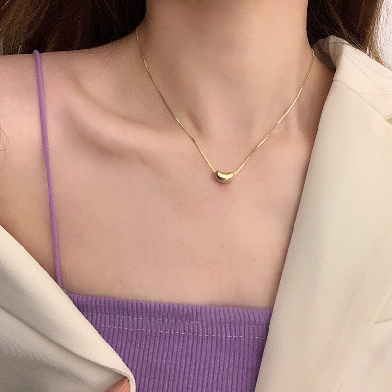 The golden bean necklace with a sense of design, a women's collarbone chain, is light luxury, niche, fashionable and elegant, simple and versatile. It is a neck chain accessory full figure