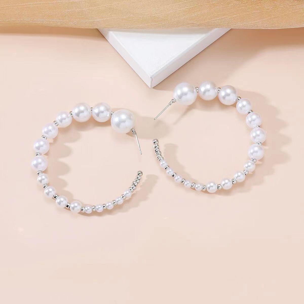 Light luxury, versatile, elegant pearl C-shaped ear rings and stud earrings, fashionable, niche, exaggerated design for women, high-end earrings and earrings details Picture