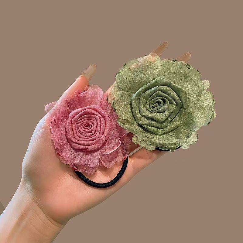 Romantic dry rose flower hair tie, high-end style, new feminine fashion, leather band hair tie, hair accessory Application Scenario