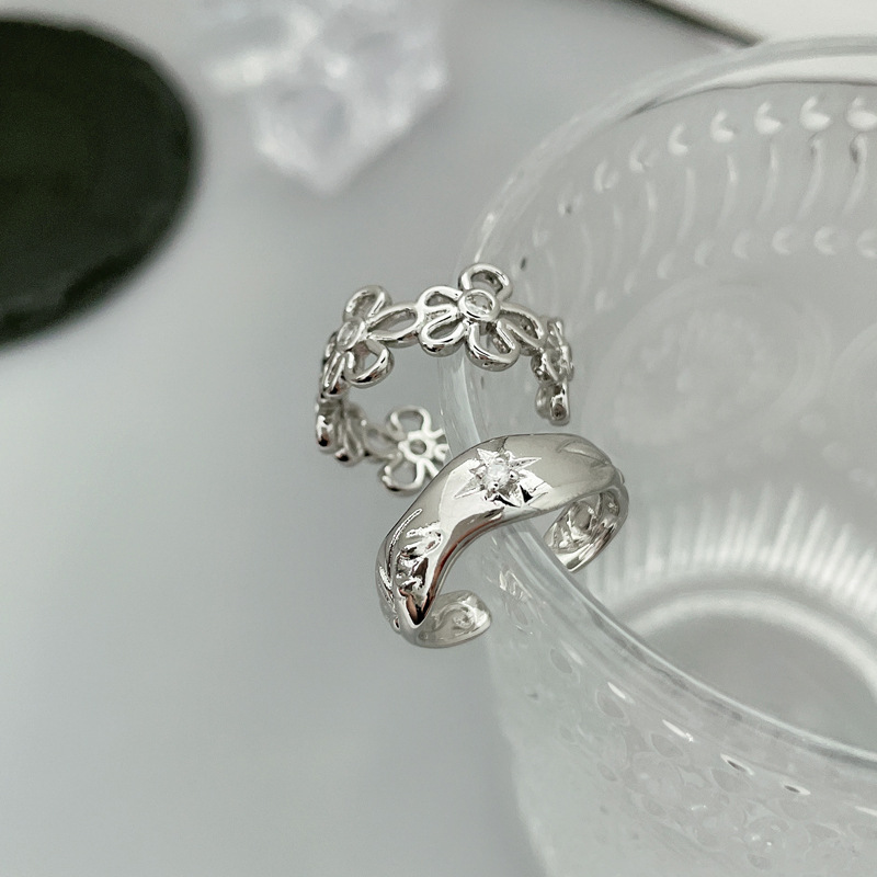 The hollowed-out flower ring exudes a high-end feminine charm in a Korean style, with a unique and elegant open ring. It's a simple and niche internet-famous index finger ring trend Specification drawing