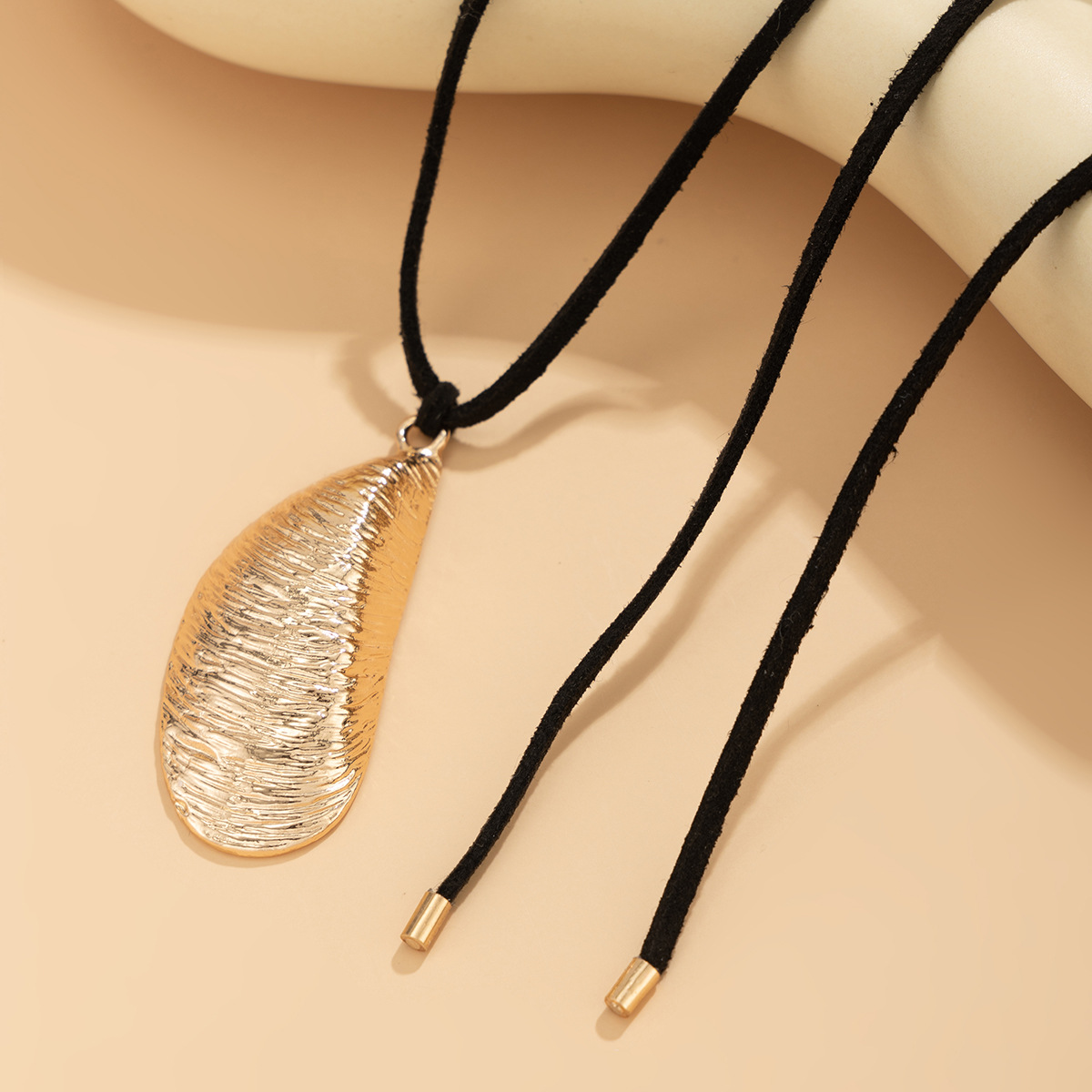 European and American cross-border irregular striped ins water drop pendant necklace, sweet and cool metal exaggerated necklace item accessory Application Scenario