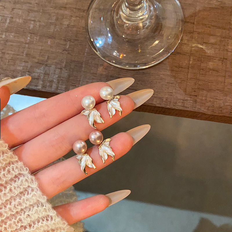 French fishtail pearl stud earrings for women, gentle, light luxury and high-end, unique and niche autumn and winter bestsellers, 2024 new style earrings full figure