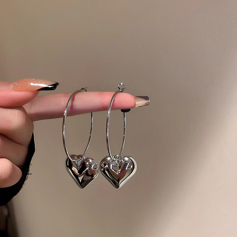 Unique and versatile, simple circular hollow heart-shaped large ear rings for women, Korean style, high-end and fashionable stud earrings and earrings Specification drawing