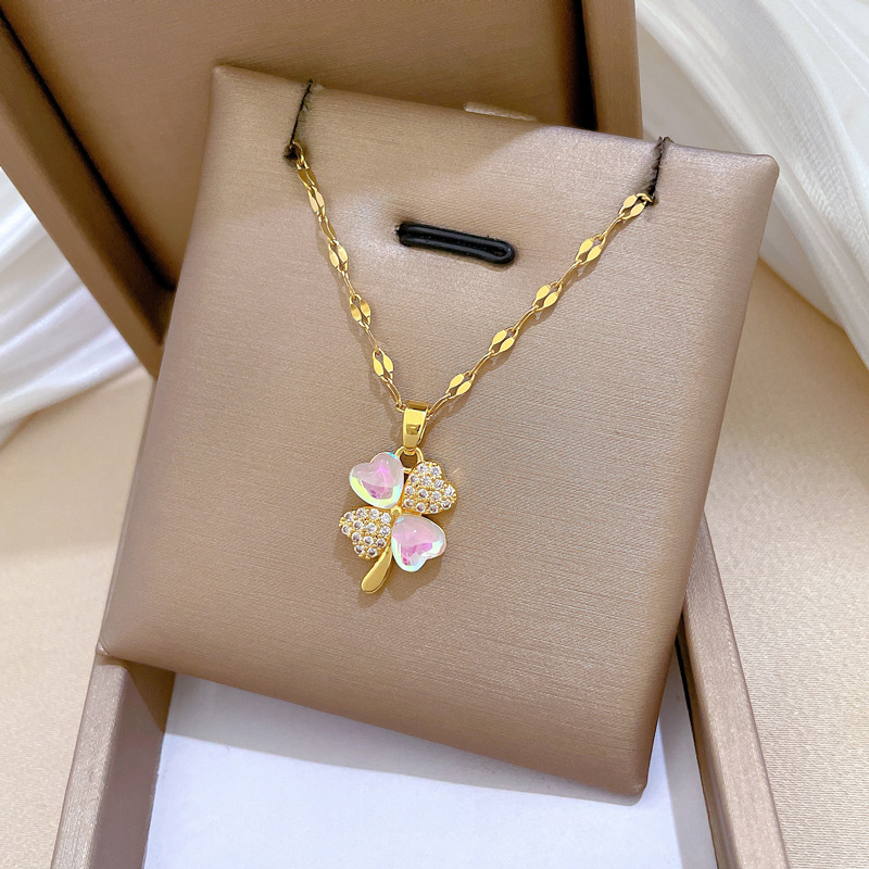 【 Titanium Steel 】 Aurora Clover Style Slightly Set Diamond Necklace, a delicate female style Instagram influencer collarbone chain accessory Application Scenario