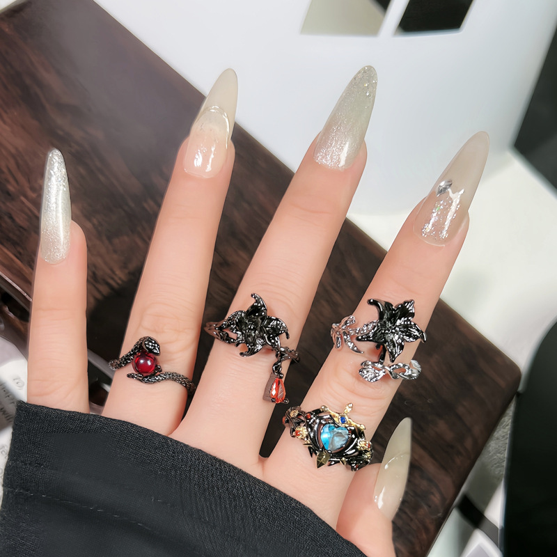 Cool and trendy dark wing crown, heart-shaped sea blue zircon ring, retro thorn rose two-color flower punk ring full figure