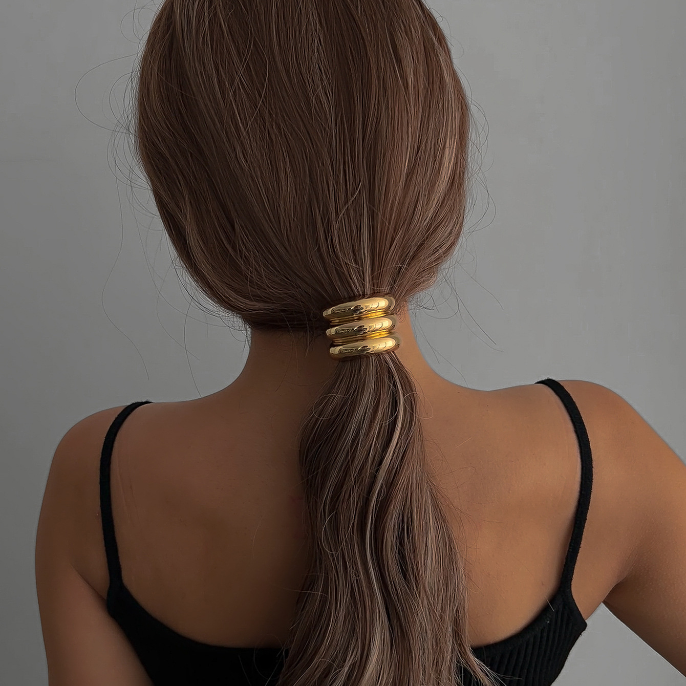 Wholesale 2024 new hollowed-out curved hair band, summer versatile and high-end hair tie, ponytail hair accessory Application Scenario