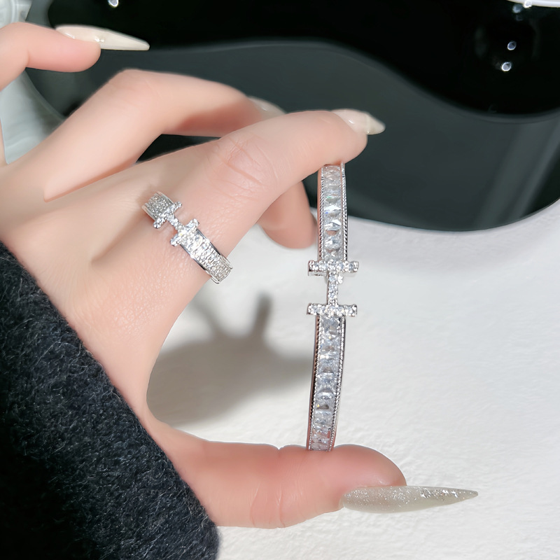 The letter "H" full diamond, fashionable and elegant, niche design, light luxury bracelet ring set, women's high-end, cold style ring details Picture