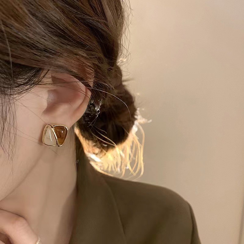 High-end retro coffee-colored stud earrings for women, a new bestseller in the autumn and winter of 2025, featuring a Hong Kong-style earring for daily wear and a trendy accessory Specification drawing