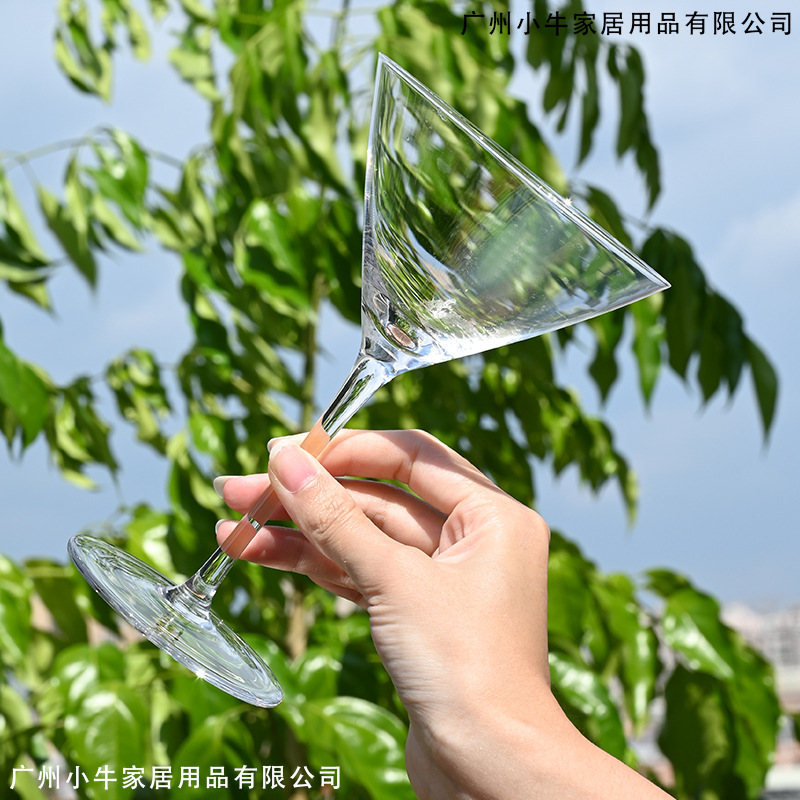 Frosted wide-mouthed martini glass, dry martini wine glass, Japanese triangular cocktail glass, high-end frosted glass Application Scenario