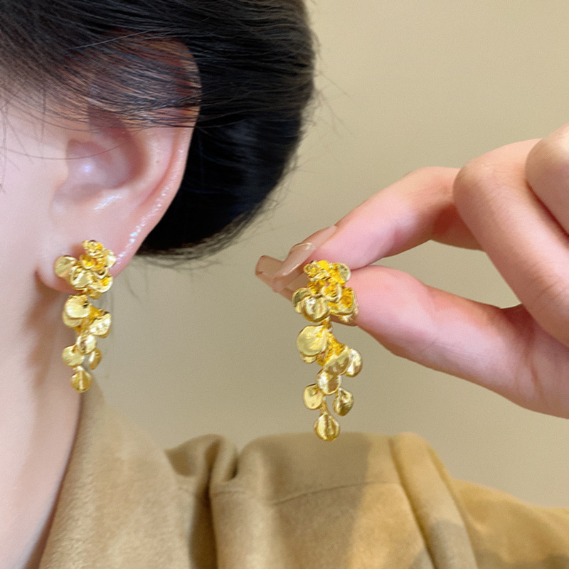 Gilded broken leaf retro gold leaf tassel earrings for women, exaggerated and fashionable stud earrings, high-end and niche style earrings for autumn and winter details Picture