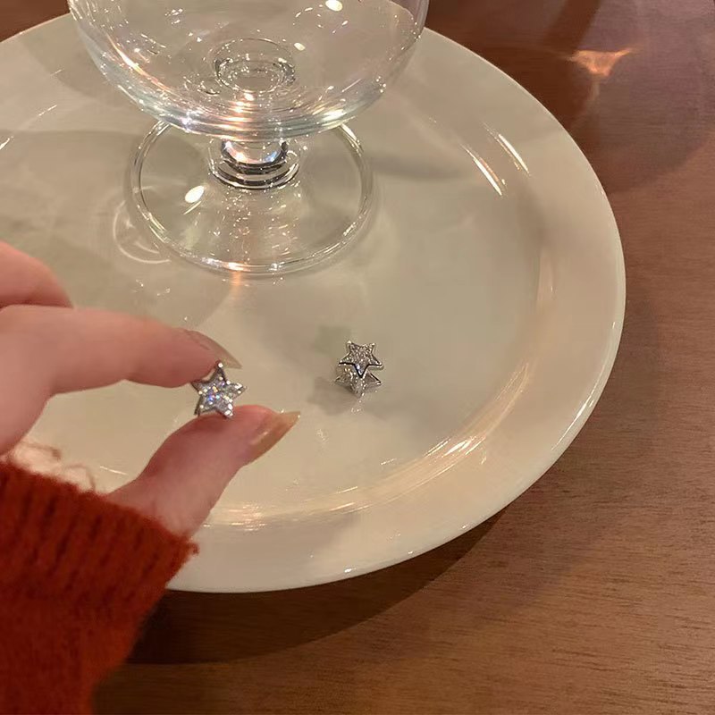 Small and exquisite, slightly diamond-encrusted five-pointed star ear studs for women, unique and versatile, elegant ear studs, light luxury and fashionable earrings Application Scenario