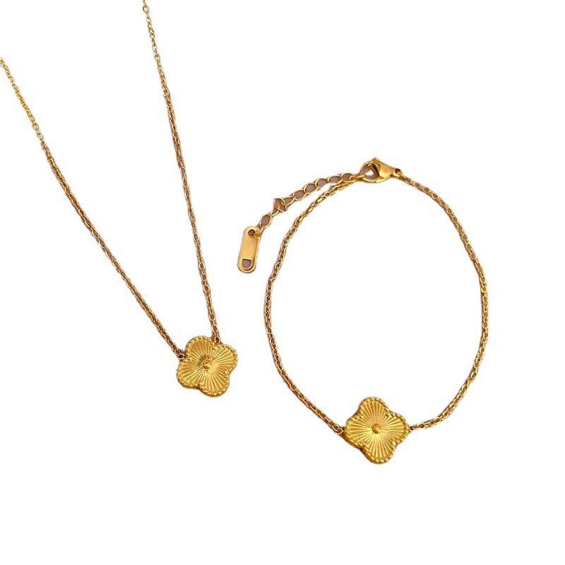 【 All-titanium Steel 】 Lucky Flower furnace, real gold cold style necklace, female Instagram influencer collarbone chain accessory Item Picture