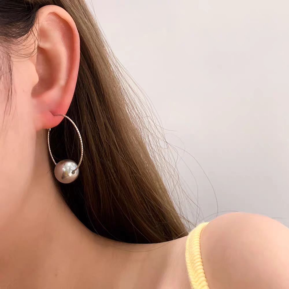 Hong Kong-style retro metal pearl ear buckles, women's design sense, niche, individual, simple and elegant, versatile and fashionable earrings and earrings details Picture
