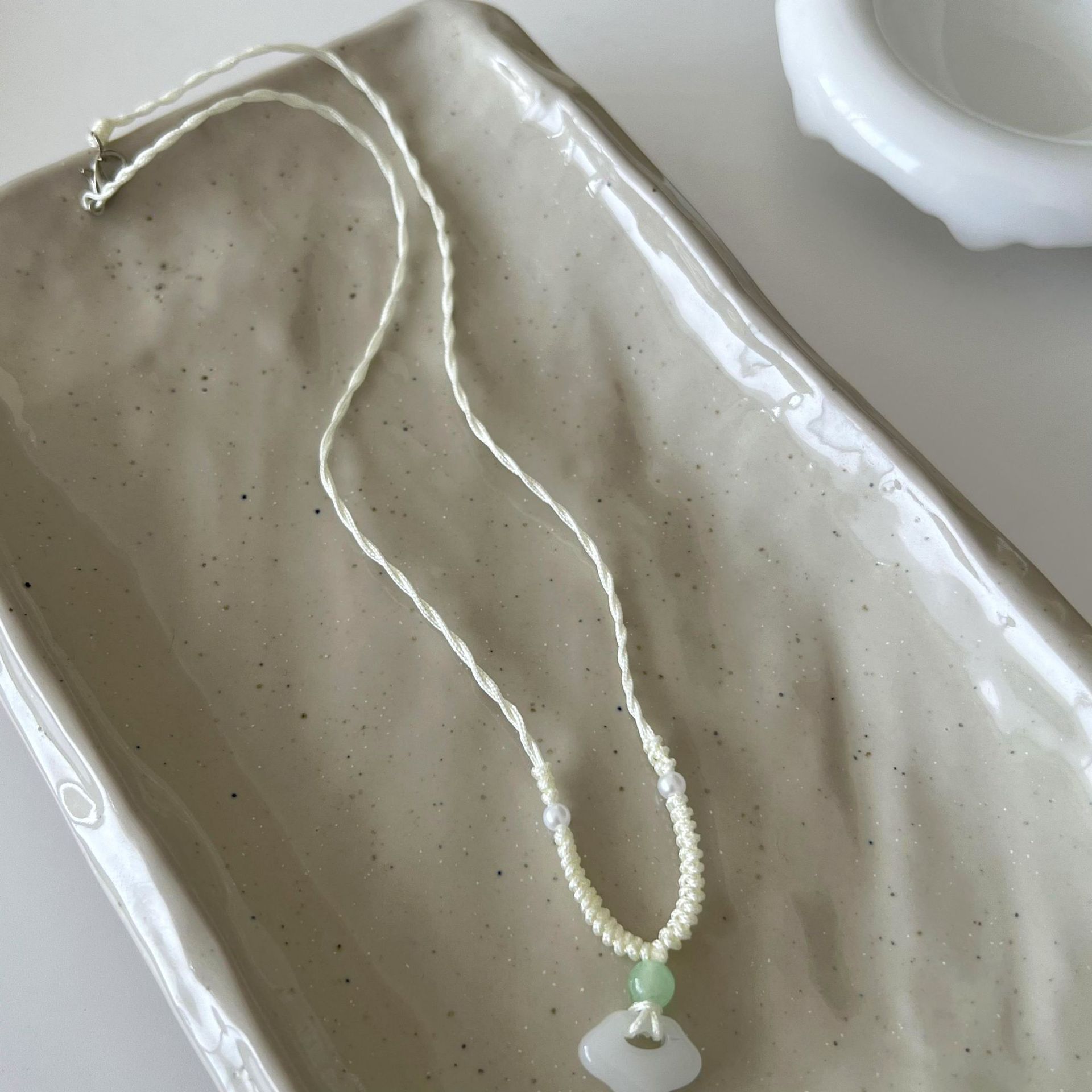 New Chinese-style Xiangyun woven necklace, a niche design for women, retro peace lock pendant, collarbone chain, fashionable and versatile neck chain Specification drawing